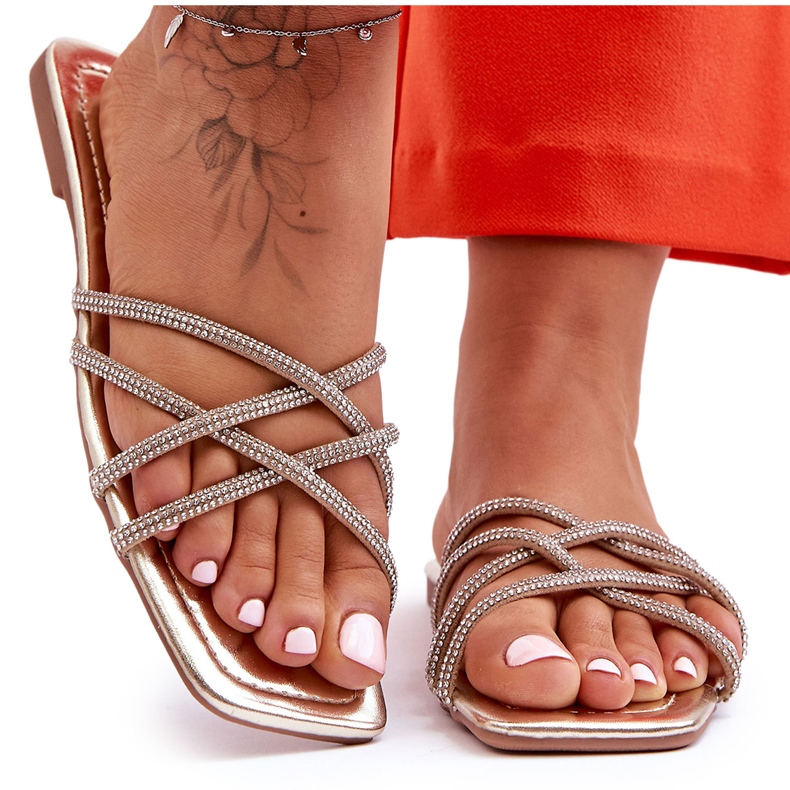 Női papucs csíkokkal és strasszokkal Arany Leomi aranysárga