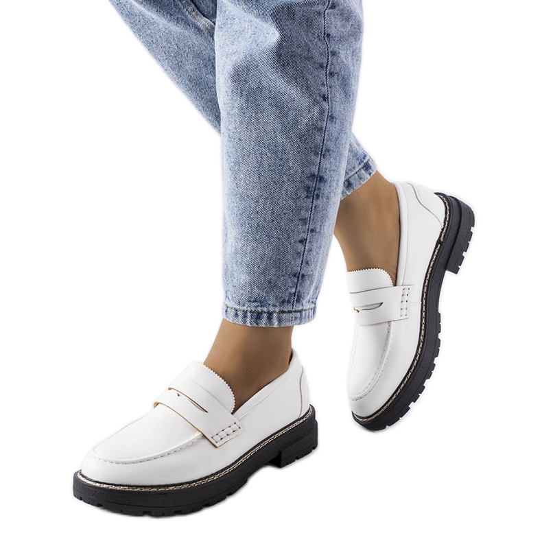 Fehér brogues bőr talpbetéttel a Biddie-től