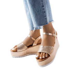 Arany áttört platformszandál a Stockton márkától aranysárga Arany áttört platformszandál a Stockton márkától aranysárga