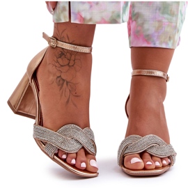 Alacsony sarkú szandál strasszokkal Rose Gold Monra aranysárga