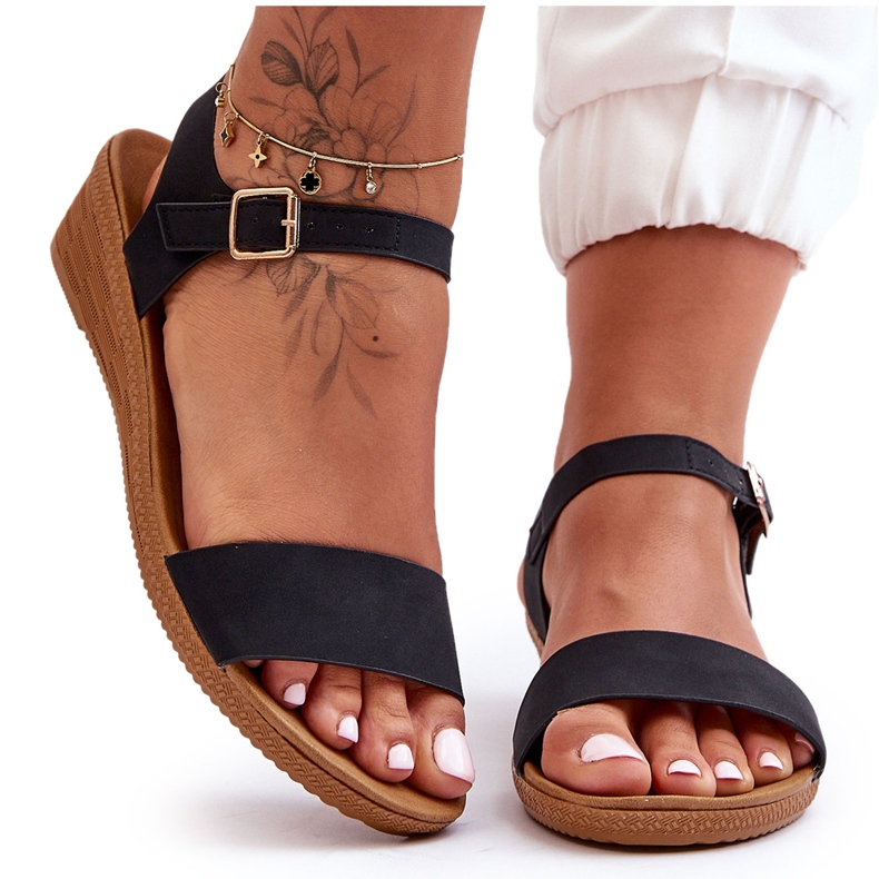 Klasszikus alacsony ékszandál fekete Arya