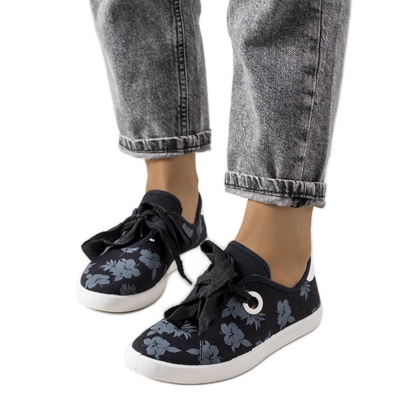 Fekete virágos tornacipő a Hurtie cégtől