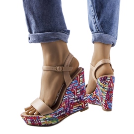 Bézs díszítésű ékszandál a Fairmont márkától