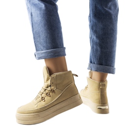 Bézs színű fűzős platformcsizma a Jolin márkától