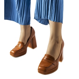 Barna magassarkú pumpák az Inès márkától Barna magassarkú pumpák az Inès márkától