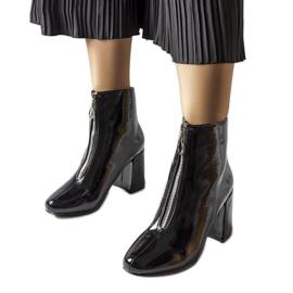 Fekete lakkozott csizma ezüstszínű Soutter cipzárral