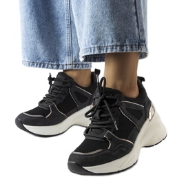 Fekete ékszeres cipők a márka Echeverri-től Fekete ékszeres cipők a márka Echeverri-től