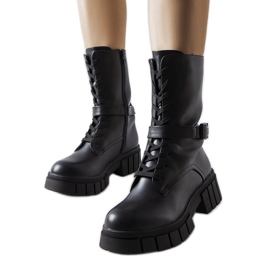 Fekete fűzős munkáscsizma a Rive-tól