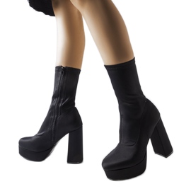 Fekete szatén csizma egy hatalmas oszlopon a Glustól