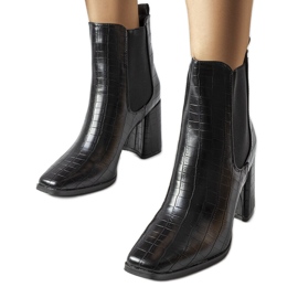 Fekete bokacsizma krokodilbőr utánzattal a Weigall cégtől
