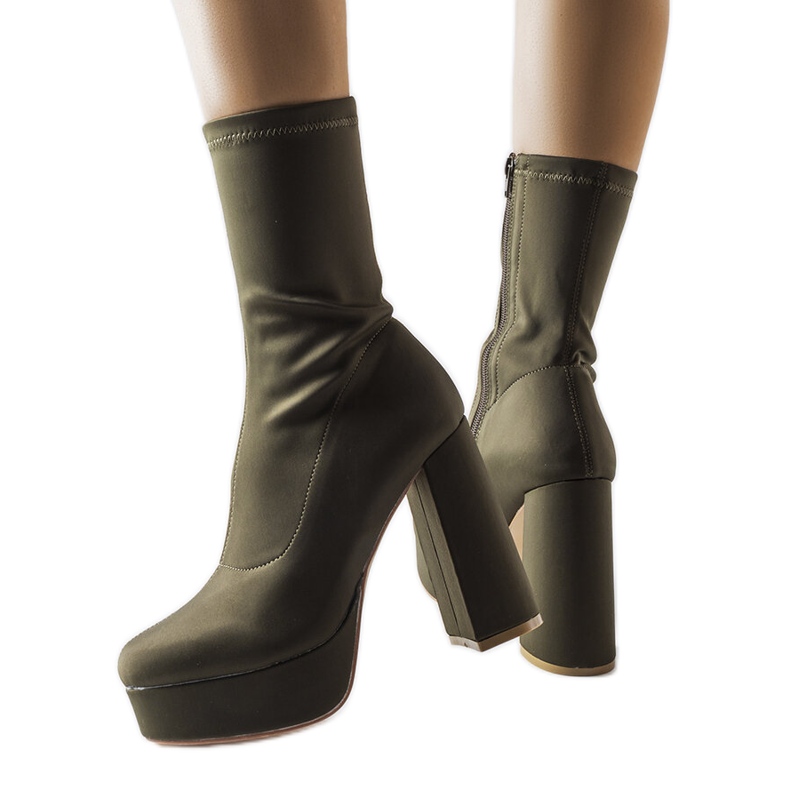 Inna Zöld szatén csizma egy hatalmas poszton a Glustól