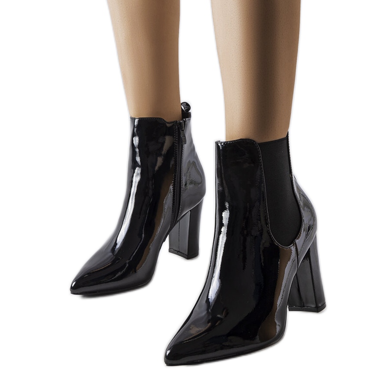 Fekete lakkcsizma a Dolla-oszlopon