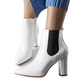 Dolla fehérre lakkozott csizma a poszton