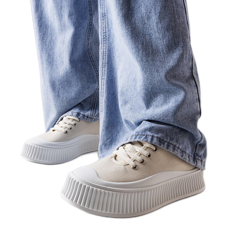 Bézs színű, vastag talpú tornacipő a Wallace-től