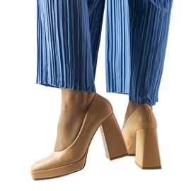 Bézs magas sarkú pumpák a Mailly-től