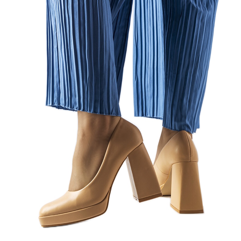 Bézs magas sarkú pumpák a Mailly-től