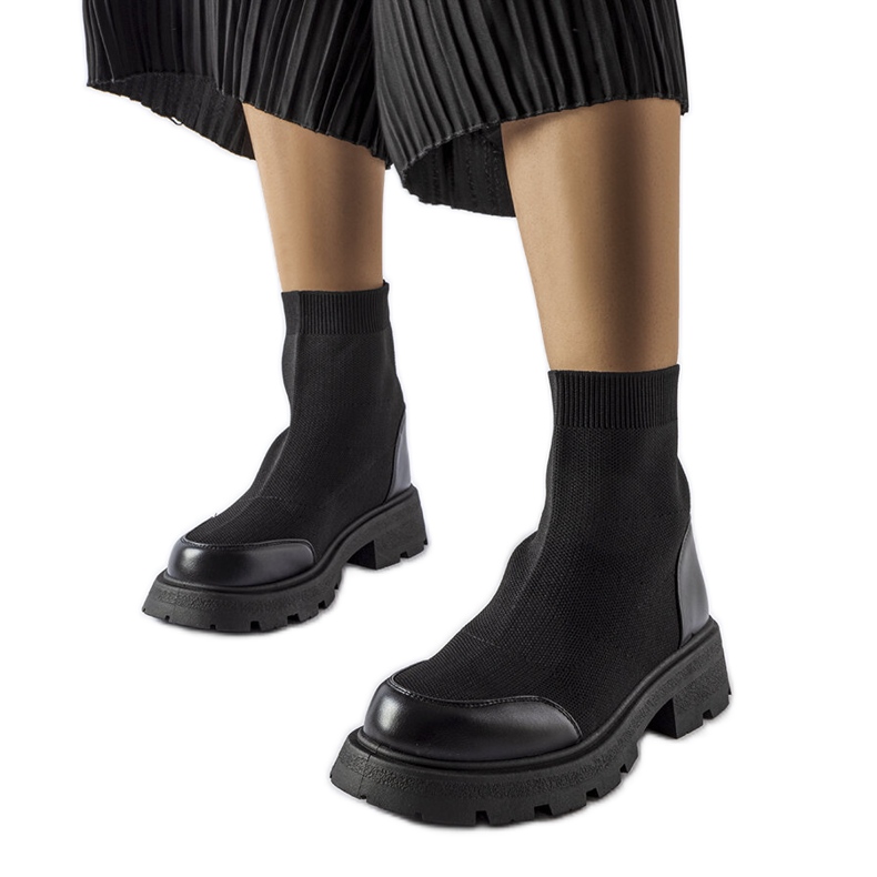 Fekete zoknis csizma a Lonte márkától