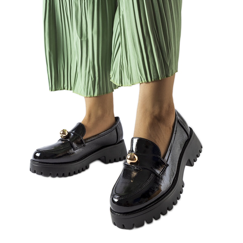 Fekete lakkozott cipő a Stella márkától