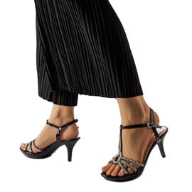 Fekete magas sarkú szandál cirkóniákkal a Levane-tól