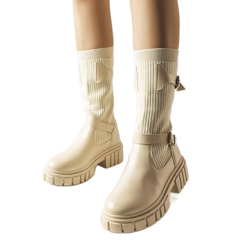 Stílusos bézs csizma elasztikus felsőrésszel az Ida márkától