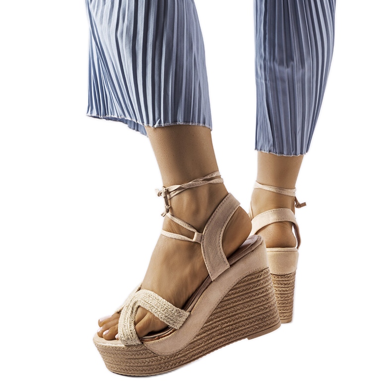 Bézs ék alakú espadrillák a Bertától