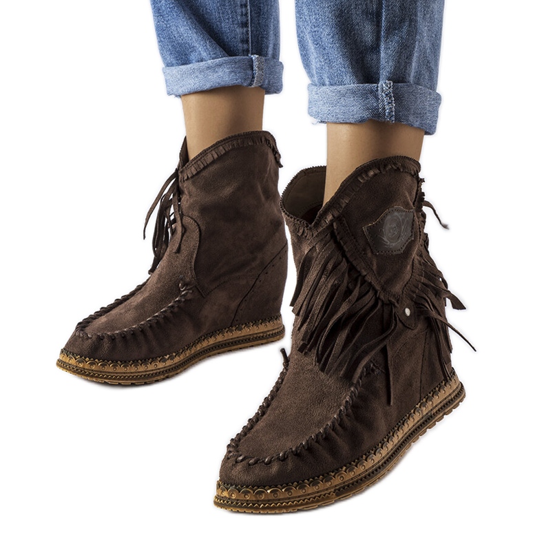 Inna A márka barna csizmái Giudice