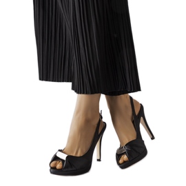 Fekete magassarkú szandál a Crispin márkától