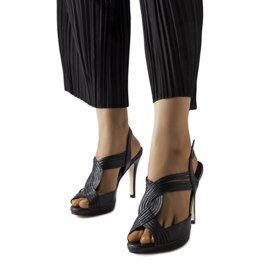 Tougas fekete magassarkú szandál