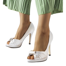 Paré fehér, nyitott orrú sarok