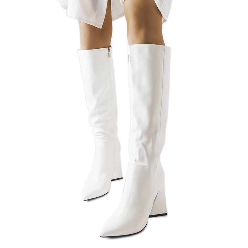 Medicina fehér csizma a poszton