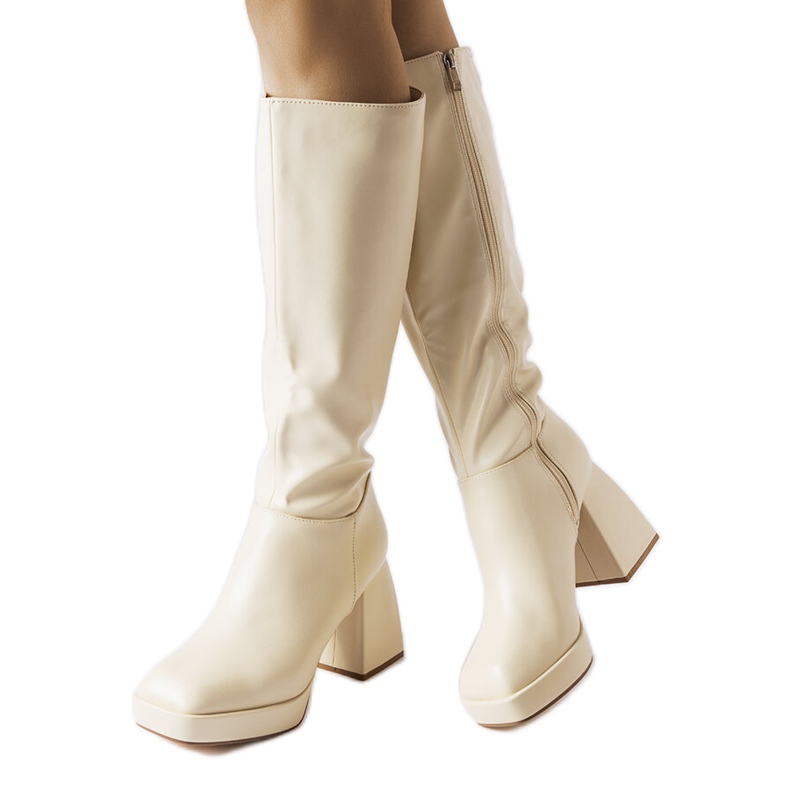 Bézs csizma egy hatalmas poszton a Villanovától Bézs csizma egy hatalmas poszton a Villanovától