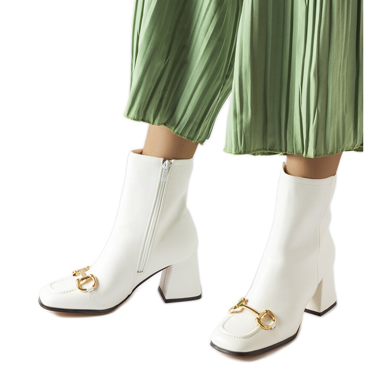 A márka fehér bokacsizmája Castione