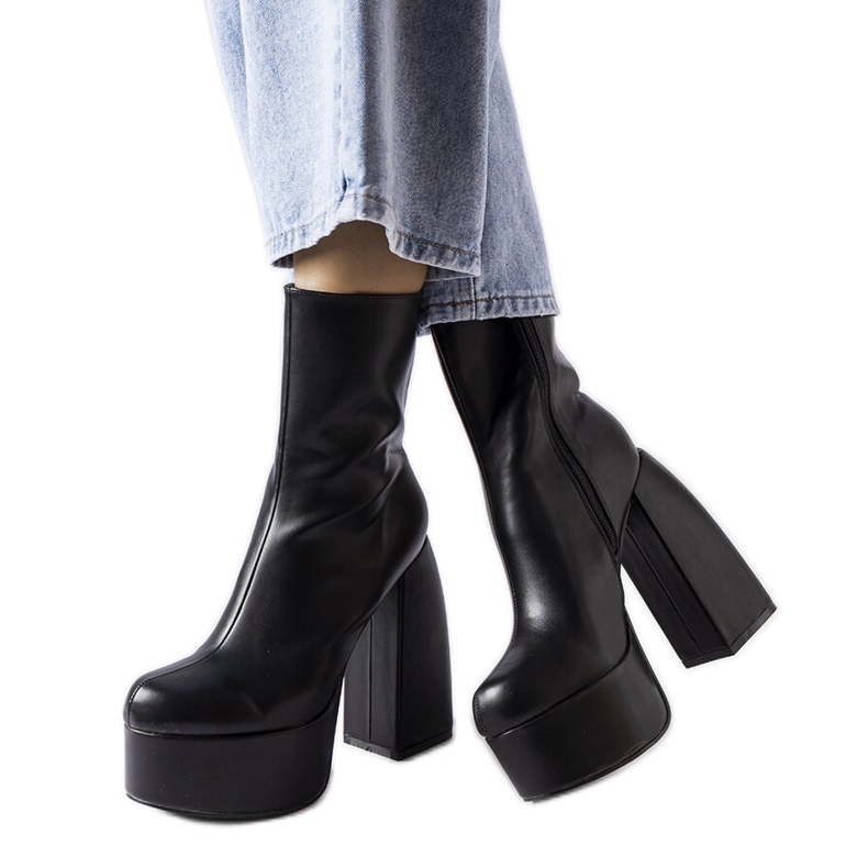 Inna Baratti fekete magas sarkú csizma