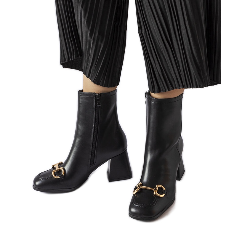 A márka fekete bokacsizmája Castione