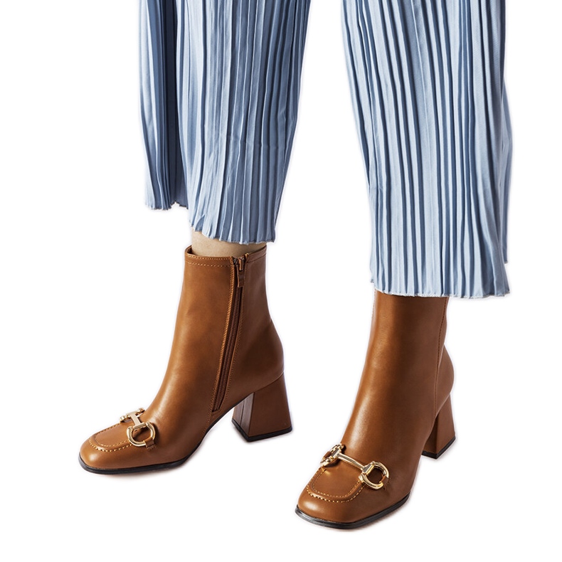 Barna bokacsizma a Castione márkától