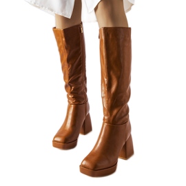 Barna csizma masszív oszloppal a Villanovától