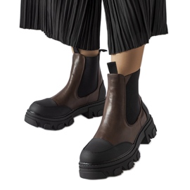 Sötétbarna bebújós csizma a Sibyla márkától