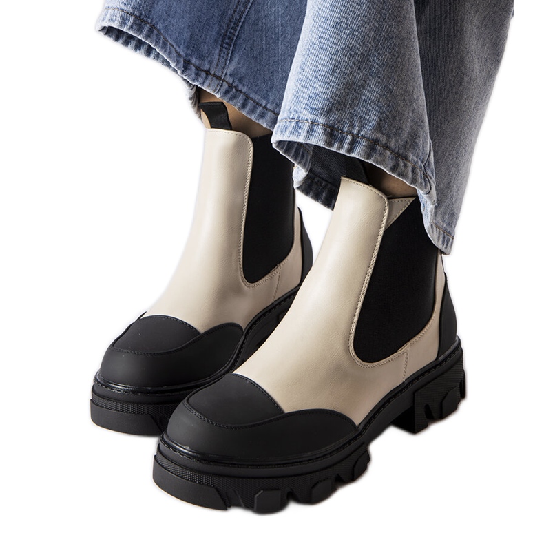 Bézs és fekete színű bebújós csizma a Sibylától