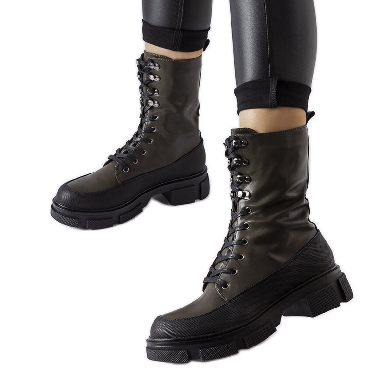 Zöld munkáscsizma vastagabb talppal a Loritól