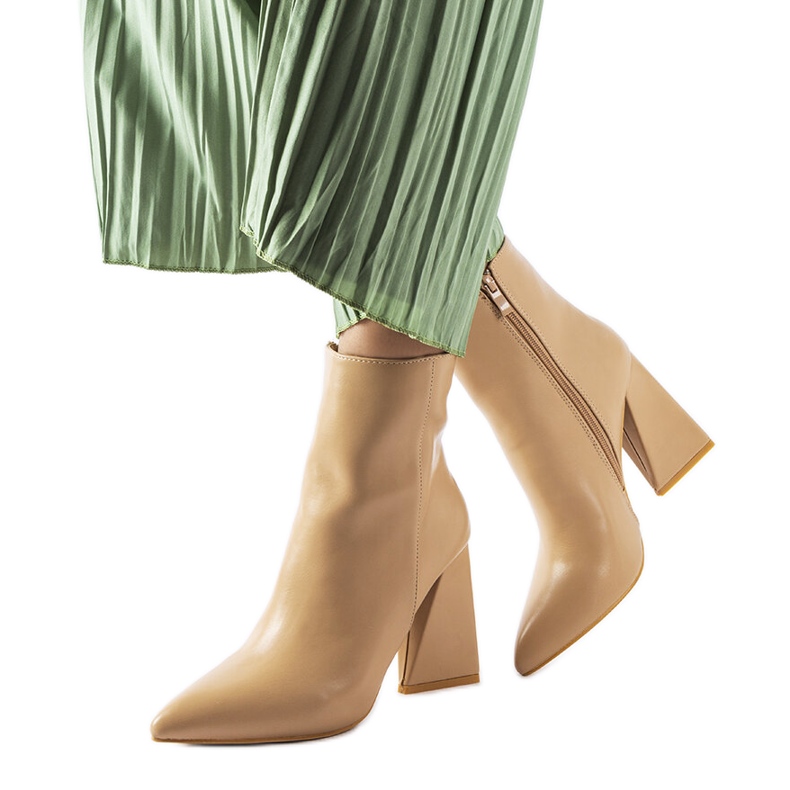 A márka bézs bokacsizmája Abelina