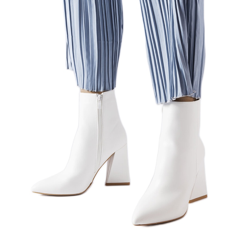 A márka fehér bokacsizmája Abelina