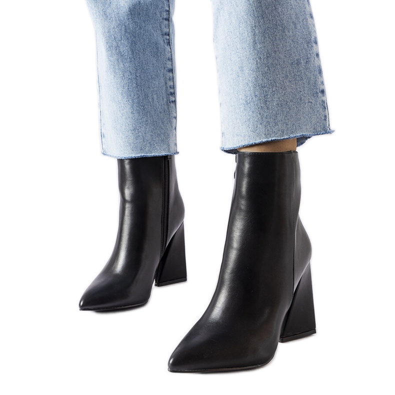 A márka fekete bokacsizmája Abelina