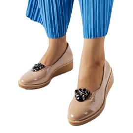 Bézs színű lakkozott balerinák Mellori díszítéssel