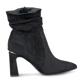 Fekete női csizma díszített oszlopon