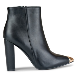 Fekete női csizma dekoratív tüskével