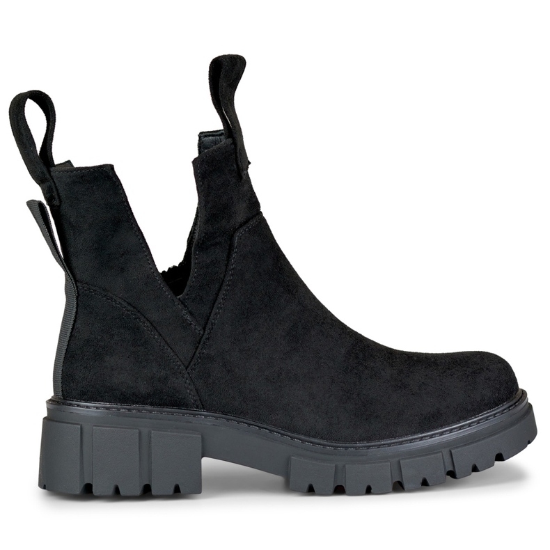 Fekete női csizma az emelvényen