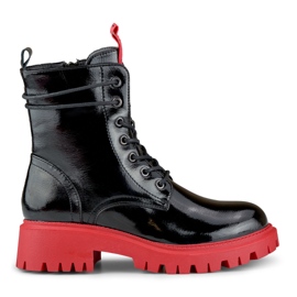 Lakkozott fekete női munkáscsizma piros talppal