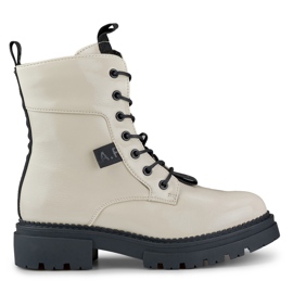 Lakkozott bézs női munkások a Carole-tól