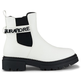 Ekobőrből készült fehér női csizma díszfelirattal