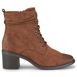 Barna fűzős alacsony sarkú csizma